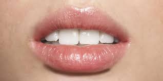 Generally lip (squamous cancer) cancer looks like a dry, scaly sore that does not heal unlike a cold sore. What Your Lips Say About Your Health Dry Lips Canker Sores And More