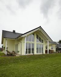 Bungalow homes are generally narrow yet deep homes, often with a detached garage. Bungalow Noah Haus