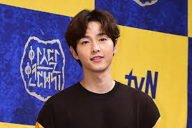 Cтал известен благодаря телесериалу «скандал в сонгюнгване» и популярному южнокорейскому телевизионному шоу «бегущий человек». Song Joong Ki Announces Decision To Step Down From Upcoming Film Soompi
