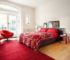 chambre rouge avec un grand lit et tapis rouge sur le parquet flottant rouge chambre deco chambre rouge chambre rouge et blanc