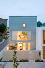 Pada umumnya rumah minimalis lebih banyak menggunakan ornamen kayu serta bebatuan alam agar bisa menampilkan nilai minimalisnya. 9 Karakteristik Inspirasi Desain Rumah Minimalis Blog Ruparupa