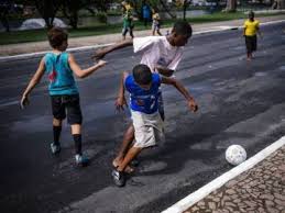 Chicos jóvenes en el entrenamiento de fútbol en la cancha. Futbol Temas Actualidad Compromiso Compromiso Atresmedia