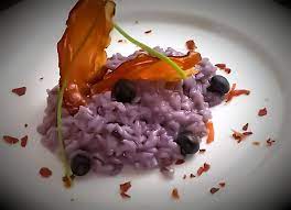 Risotto all'uva fragola e gorgonzola. Risotto All Uva Fragola Bagnato Con Vino Rosso Fragolino E Prosciutto Crudo Croccante Le Ricette Di Max