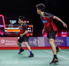 Pasangan ganda putra indoneseia, leo rolly carnando/daniel marthin berpotensi untuk berjumpa ganda putra malaysia, aaron chia/soh wooi yik. Aaron Chia Wooi Yik Mula Langkah Kanan