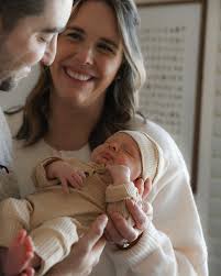 Valentines Day minis are live 🫶🏼 Feb 1 & 2 at my studio in Frisco, TX.  Can't wait to capture all the LOOOOVEEEE 🩷 + 15-min session + $100 +  Frisco, TX +