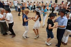 Nos parquets en stock & livraison gratuite sur toute la france (voir conditons de vente). Video Salle Comble A Courseulles Sur Mer Pour Le Bal Country De La Semaine Acadienne Liberte Caen