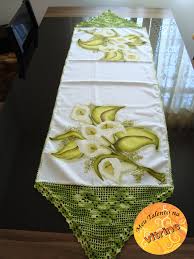 Caminho De Mesa De Tecido Com Barrado De Croche Caminho De Mesa Artesa Adriana Noveli Tecnica Pintura Em Tecido E Croche Email Panos De Cozinha De Croche Caminho De Mesa De Croche Croche Pano De Prato