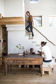 In Maine A Home Built With Japanese Style Soot Based Paint And Charred Cedar Slats Produktdesign Haus Innenarchitektur Zuhause Dekoration