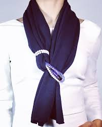 Pour bien faire, nous vous conseillons un lavage rapide à l'aide d'une lessive adaptée à la laine et sans laisser tremper votre écharpe en cachemire. Cachemire Cachemire Echarpes Echarpes Fashion Echarpe Fashion Jewelry Jewelry Marine Mar Diy Fashion Clothing Diy Fashion Scarf Ways To Wear A Scarf