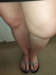 Milf legs, blue pedi & some foot jewelry ❤️‍🔥[OC] : r/flipflopfeet