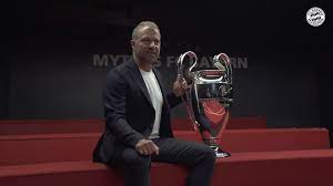 Man muss kein psychologe sein, um zu sehen, dass sich der trainer des fc bayern münchen derzeit in seiner haut alles andere als wohl fühlt. Germany Hansi Flick Presents Bayern Munich S Silverware After A Historic Treble Winning Season Video Ruptly