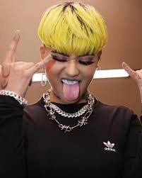 La del corito sano, la incorregible, la favorita… y pronto la de LA JAULA  DE LOS VIVOS….. Los amo… #elysanij ❤️🗿🔨