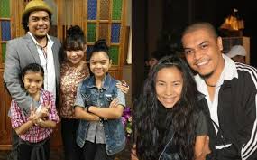 Jenazah pelakon dan pengacara ary malik selamat dikebumikan di tanah perkuburan islam taman ibu kota, malam selasa. Saya Hilang Sesuatu Yang Besar Dalam Hidup Suami Ary Malik Gempak