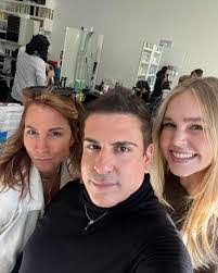 Lisa Cronk's Instagram, Twitter & Facebook