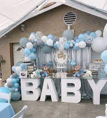 La Imagen Puede Contener Una Persona Interior Boy Baby Shower Centerpieces Baby Shower Balloons Baby Shower Inspiration