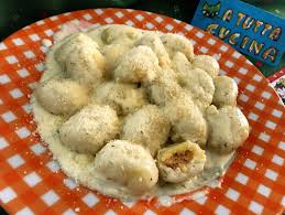 Rigatoni stufati con pomodori, capperi e stracciatella A Tutta Cucina Gnocchi Ripieni Di Salmone Con Panna