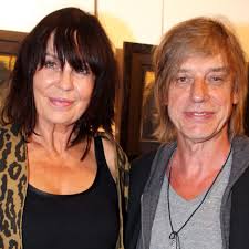 Le 11 mars 2009, alain bashung se sentant proche de la fin, passe un coup de fil à son fils arthur, qu'il ne voit plus depuis des années. Jean Louis Aubert Qui Est France Lory La Mere De Son Fils Arthur Femme Actuelle Le Mag