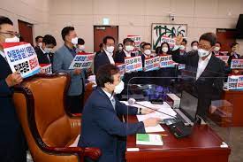 언론중재법, 신문법, 잡지진흥법, 공직선거법 등 위원회 관련 법령 및 규칙 등을 안내합니다. Mt Imzsc6v7o M