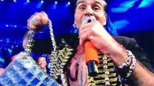 Pierò pelù con gigante punta a un testo dolce e strong a sanremo 2020. Sanremo 2020 Piero Pelu Ruba Una Borsetta In Platea C E Uno Schippo Di Mezzo 5 Serata 08 02 20 Youtube