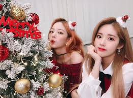 Fromis 9 Chaeyoung Jiwon 181225 Official Instagram Christmas Prints Christmas Wreaths Christmas