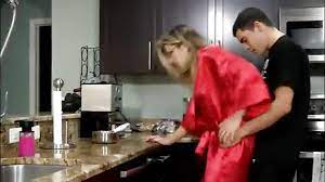 un beau fils baise sa mere dans la cuisine gauleporno xxx