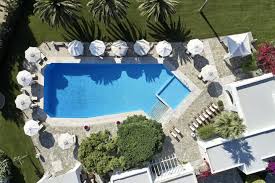 The serene atmosphere is perfect for a romantic hideout or a peaceful family. Hotel Paros Yria