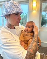 7 Potret Justin Bieber dan Hailey Baldwin Momong Bayi, Bikin Netizen Gemas 