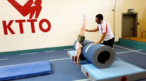 With anna paquin, lydia wilson, rebecca benson, sophie okonedo. Video Mit Einer Zusammengerollten Turnmatte Zum Flick Flack Keep Dancing De