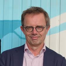 Geslaagd! Vorige week dinsdag heb ik succesvol mijn adviesrapport verdedigd  en ben ik beoordeeld met een 7! Ik heb samen met Robin Koppen een  adviesrapport geschreven over hoe een privékliniek haar… |