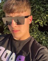 heyyy, I'm Olly Walker. I'm 17 and I'm a welder and metal fabricator. *  from leeds * 5”9 * welder and metal fabricator * insta: ollywalker0113 *  snapchat: ollywalker_ls