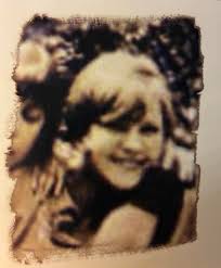 Hello wonderful people, here's a photo of Mum aged(I think) in her 20's.  Think taken in the 1940's. Think “ they” did their own version of adding to  a photo. So it's