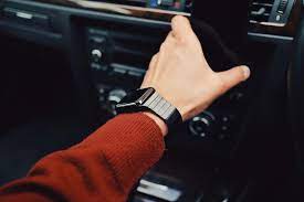 Laluan pejalan kaki adalah di sebelah kanan jalan, manakala kenderaan seperti kereta, motosikal dan basikal adalah di sebelah kiri jalan. Tips Sewa Kereta Yang Anda Perlu Tahu Ketika Bercuti Di Negara Jepun