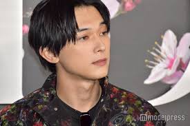 画像1 6 吉沢亮 花柄ブラックコーデで色気放つ ディオール プレフォール メンズ コレクション 吉沢 吉沢 亮 ディオール