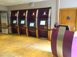 It's a blend of palaces, pubs, brimming boutiques and peaceful. Hotel Review Bestlage In London Premier Inn London County Hall Reiseblog Gecko Footsteps