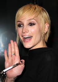 Now if pete would just grow his hair shoulder length and wear some of ashlee's dresses now. Ashlee Simpson Wentz Shows Off A Short Straight Cut Celebrity Hair Livingly