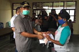Berikut ini beberapa tugas wakil bupati dalam pemerintahan: Bupati Sangihe Serahkan Bantuan Di Kepulauan Marore Antara News