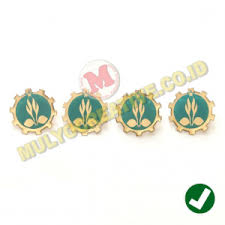 Warna kelopak bunga menggambarkan warna setiap tingkatan dewan kerja, ranting berwarna cokelat, cabang berwarna hijau, daerah berwarna merah,dan nasional berwarna kuning. Mulyo Creative Jual Atribut Pin Pramuka Atribut Lencana Dewan Kerja Pramuka Pesan Pin Enamel Lencana Pin Plakat Akrilik Lycal Resin Sabuk Sekolah Papan Nama Dada Evolet Bordir Emblem Pin Kuningan