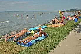 Jun 11, 2021 · balatonfenyves: Szabad Strandok Balatonfenyvesi Turisztikai Egyesulet