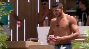 Tommy fury was an islander on season 5 of the revived series of love island. Love Island Viewers In Disbelief As Tommy Fury Admits He Doesn T Know How To Make A Cup Of Tea