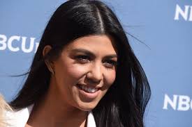 Kourtney Kardashian fête ses 44 ans au bowling avec Travis Barker et sa  famille