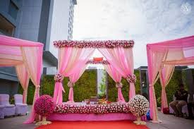 8 Cool And Fantastic Ideas That Will Tempt You To Have A Daytime Outdoor Wedding Mandap Decor Wedding Mandap Mandap