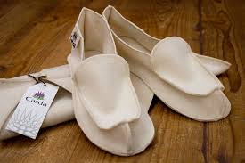 A Tradicao Ja Nao E O Que Era E Neste Caso Ainda Bem O Uso Do Burel 100 La Aplicado A Pantufas Quentinhas Modernas E Divertidas Tradi Pantufas Slippers