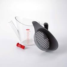 It's well designed and holds plenty of meat juices with a wide neck for easy filling. Oxo Good Grips 4 Cup Fat Separator Amazon Com Au