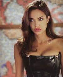 It also has apparently wafted over to angelina jolie. Angelina Jolie In 2020 90s Hairstyles Angelina Jolie Angelina Jolie 90s