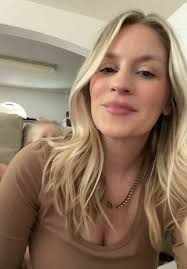 We change the diaper and then we throw it away. 👏🏻we throwwww it away👏🏻  we throw it awayyyy 💃💃