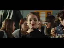 Prima classe, fragile, ti riempie i suoi vuoti emotivi con perfetto controllo della sua vita. Ma Premiere Fois En Streaming Streaming Videos Hd Youtube