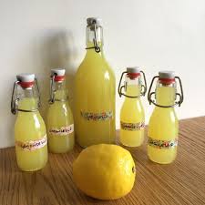 Un Limoncello Maison Pour Les Soirees D Ete Le Blog De Mamanwhatelse Limoncello Maison Recette Limoncello Recettes De Boissons