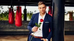 Mehrere damen buhlen um einen allein stehenden mann, den bachelor, der sich nach diversen runden am schluss für eine frau. Bachelor 2020 Ich Bin Jenny Aber Nenn Mich Einfach Jenny Jasmin Lauft