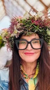 Karen Lemon's Instagram, Twitter & Facebook