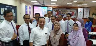 Seorang pejabat daerah dihukum berat usai kejadian memalukan yang menimpa dirinya dengan sekretaris saat rapat daring bersama anggota dewan. Moe Yb Dr Maszlee Lawat Ppd Muar Saran Sekolah Banyakkan Program Silang Budaya
